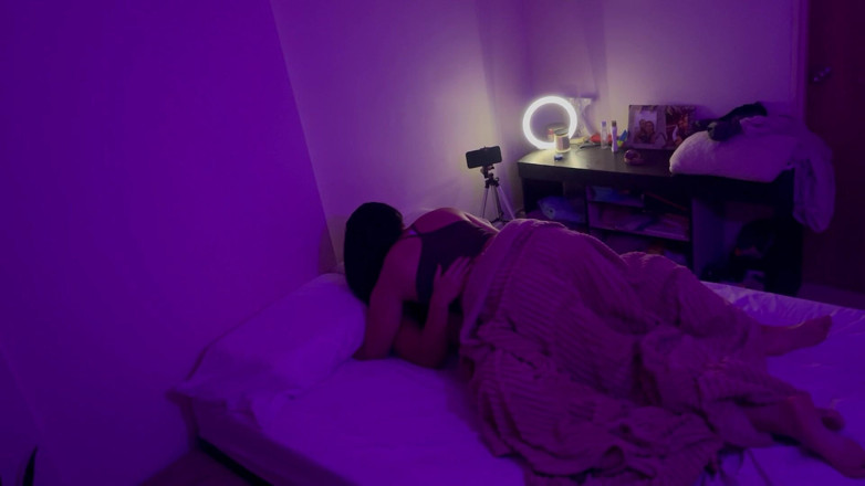 zoemelissa: Roomies Que No Podían Descansar Acaban Frotándose Bajo Las Sábanas...