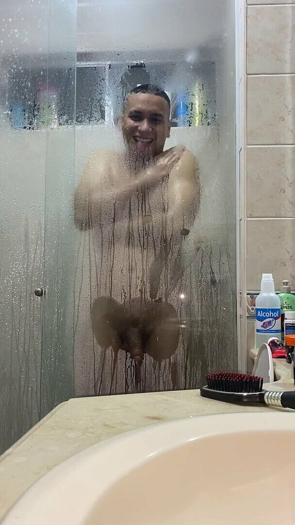 Tomas Styl: Chico colombiano tomando una ducha