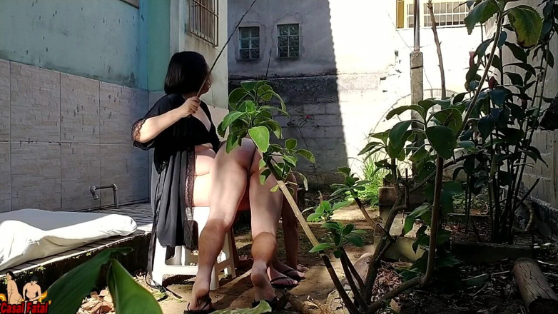 Casal Fatal: Menghukum budakku di luar ruangan. Kupanggil dia cuckold. Aku membelai...