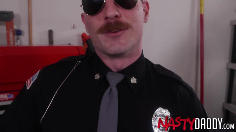 Nasty Daddy: Nastydaddy - पुलिस अधिकारी Jack Reed अकेले लंड से हस्तमैथुन करता है