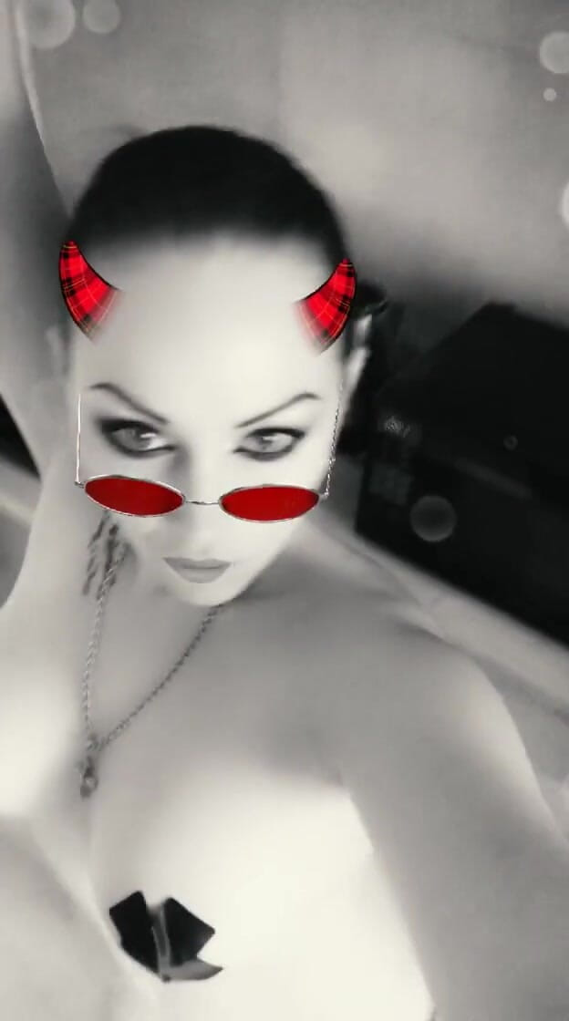 Goddess Misha Goldy: Regardez ces seins parfaits...