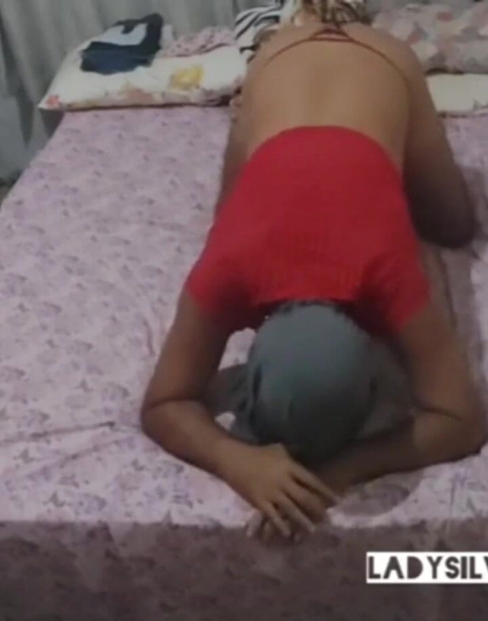 Ladysilvas: Ladysilva dalam seluar dalam merah di atas katil menunjukkan pantat...