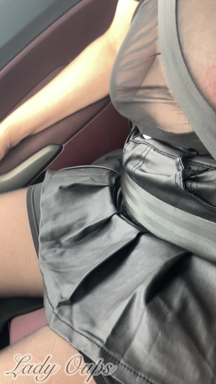 Lady Oups: Calze e micro gonna di pelle ed il collare cagna