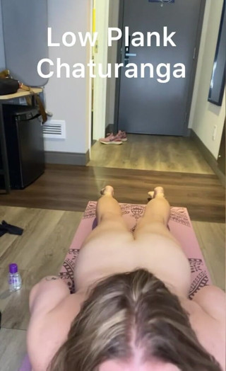 Avril Showers: Etwas nacktes hotel-yoga. Lass mich wissen, wenn sie möchten und...