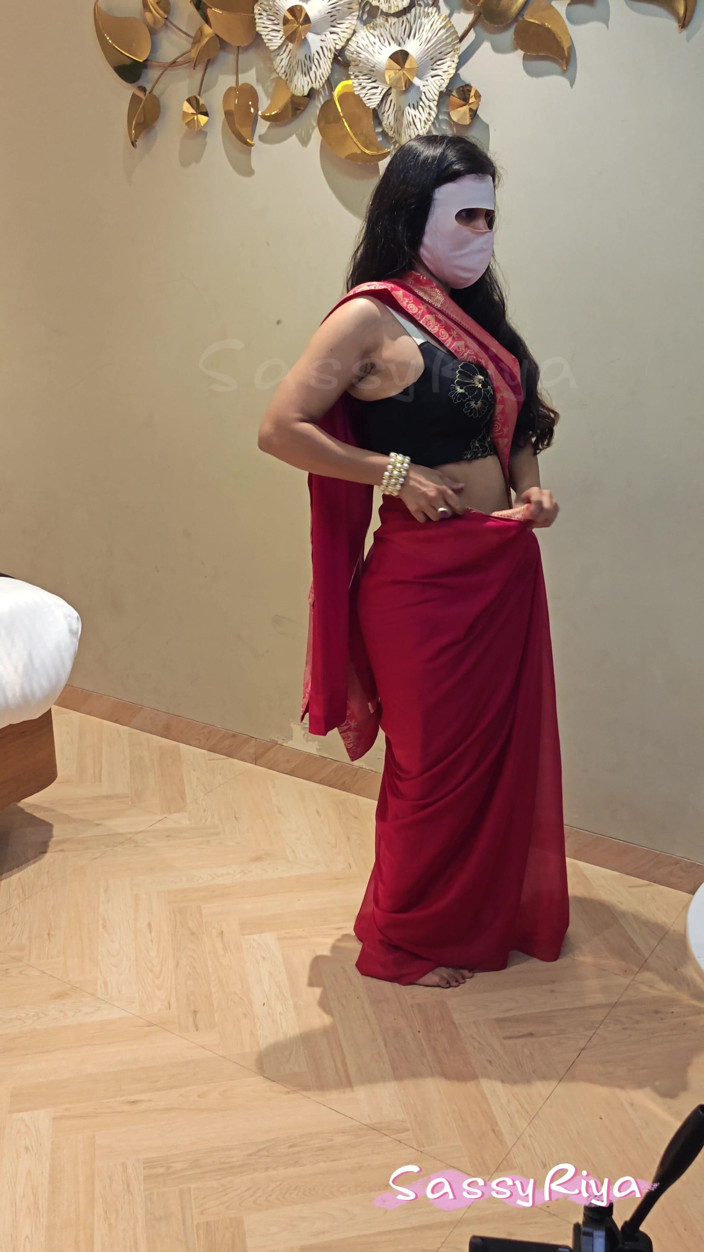 Sassy Riya: Sassy Riya purtând Saare