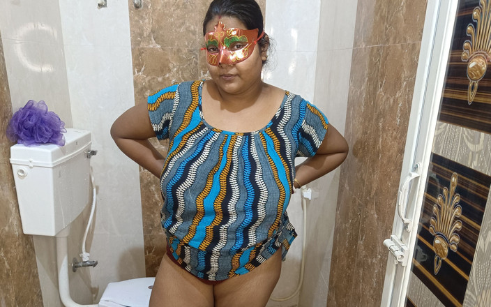 Indianbhabi2: Superba mamă sexy face sex solo în baie și se pișă singură.