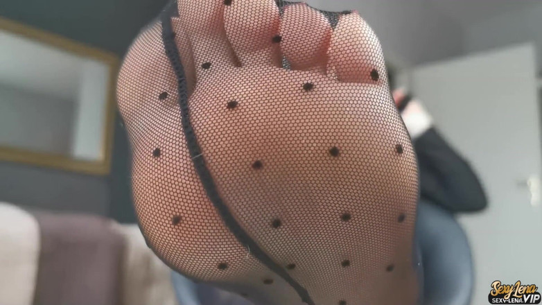 Goddess Lena: Talons rouges et pieds en nylon, brainfuck