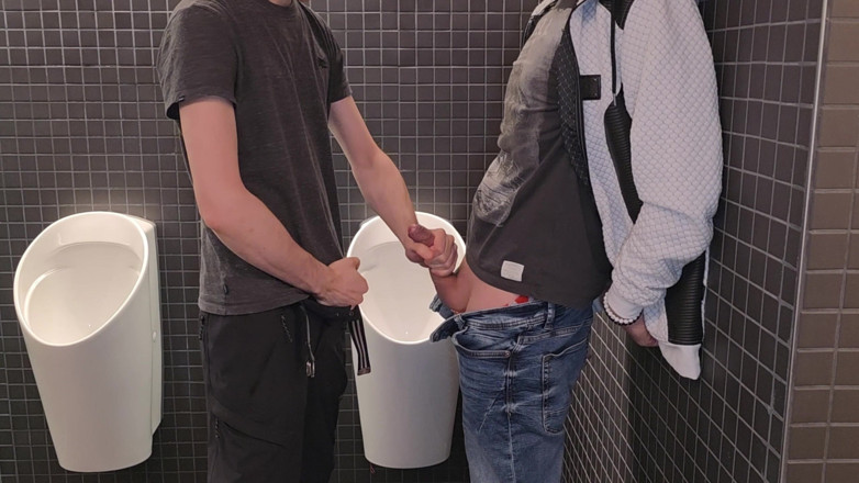 Dylan Swatson: Presque pris... Deux mecs hétéros se sucent dans les toilettes...
