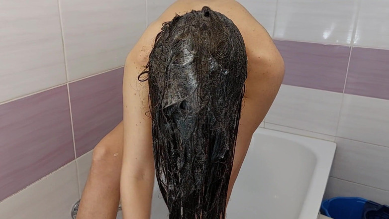 Amateur_MS: Une femme amateur lave les cheveux longs, la chatte poilue,...