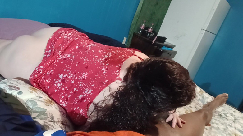 Sloppylynn: Lynn si cewek nakal pantat bahenol lagi asik nyepong kontol