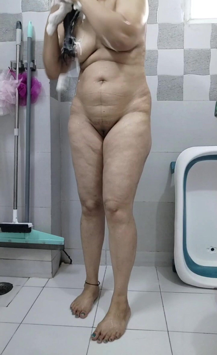 Hot Indian mommy: Indyjska macocha prysznic striptiz