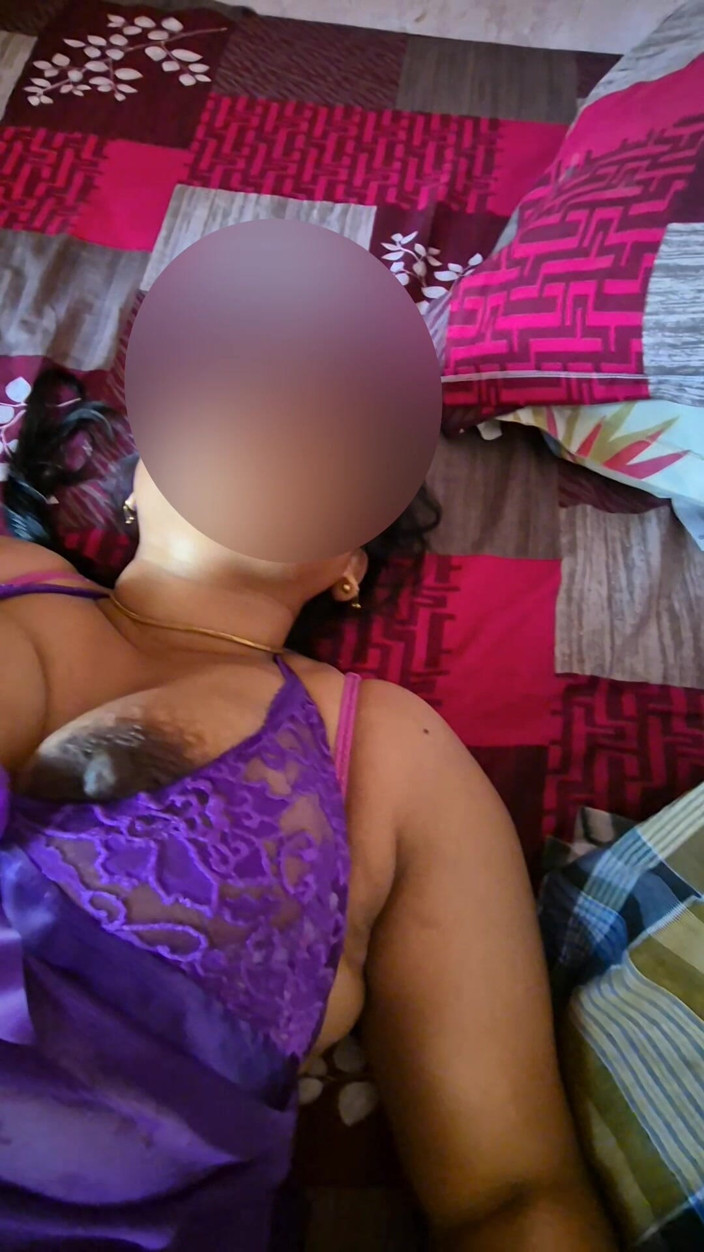 Black & white desicat: Große saftige titten mallu Tante Sreejaa in sexy lila dessous...
