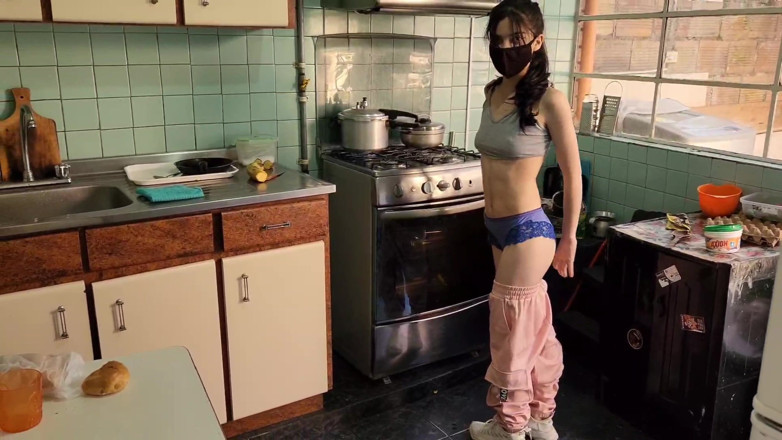 Jopy sex: Sexy empregada é fodida pelo enteado do chefe em sua cozinha...
