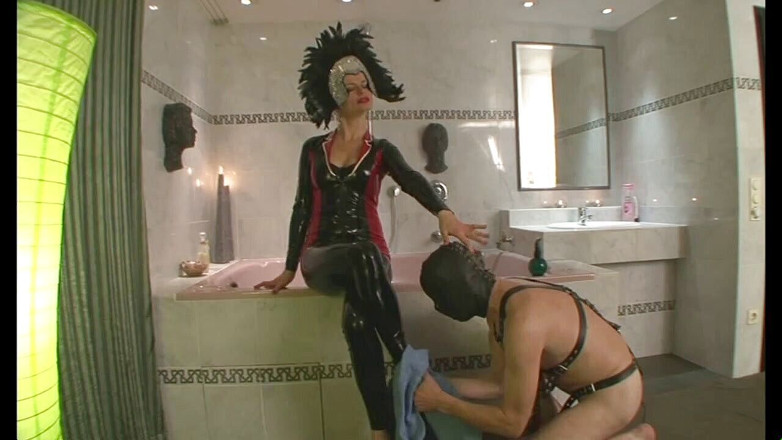 Absolute BDSM films - The original: Banyoda ayak fetişi aşağılama