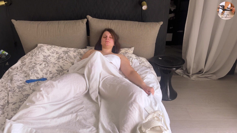 beauty_and_the_other_one: Allein zu hause masturbiert muschispiele unter den bettlaken