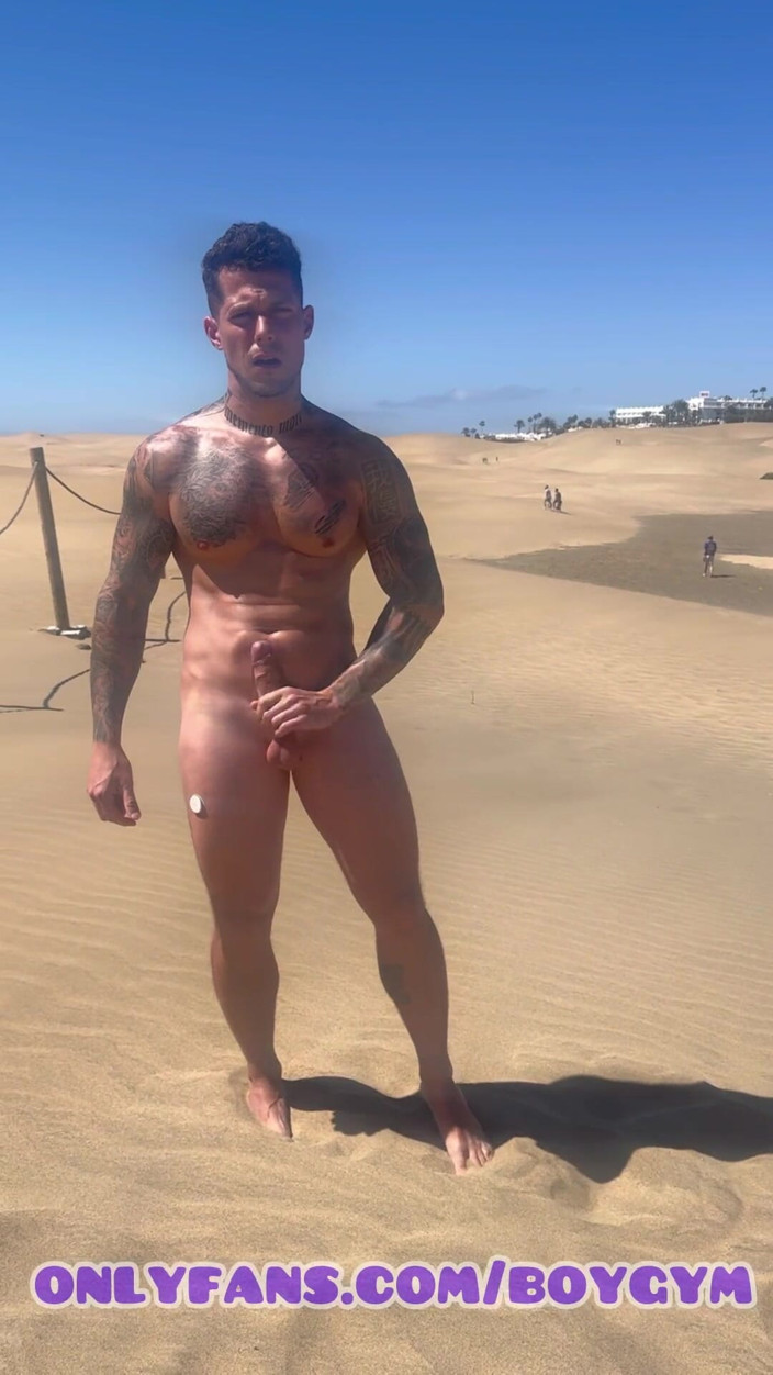 BoyGym: Jock panas boygym bermain dengan zakar gemuknya di pantai, orang...