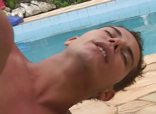 Bad Boyz: La guardia della piscina sbatte il culo del ragazzo gay