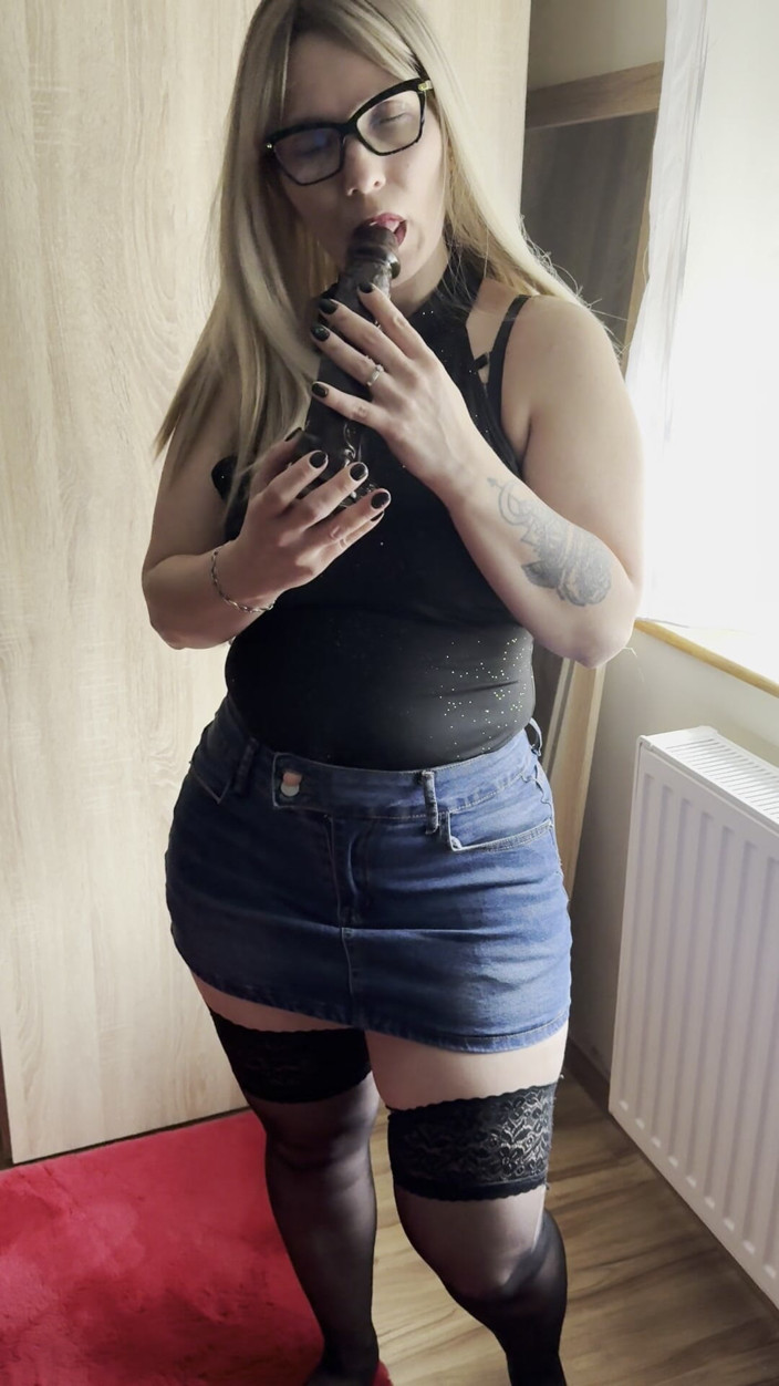 Christy X Taylor: Onanerar med en enorm svart kuk i en minikjol av...