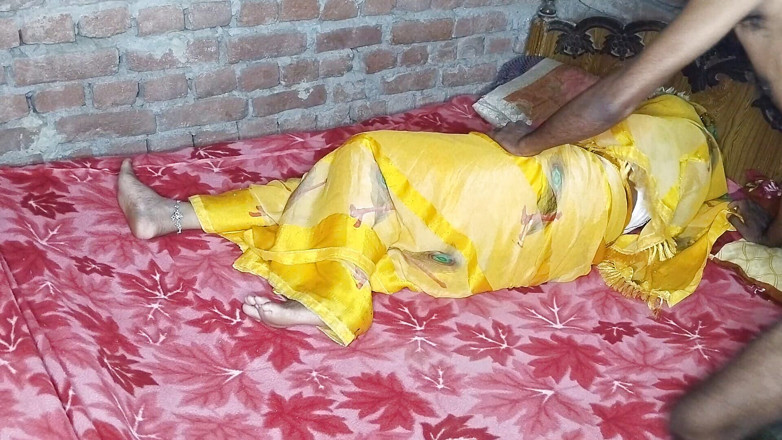 HotBhabhi420: Aku meninggalkan tante Angura di tempat tidurnya!