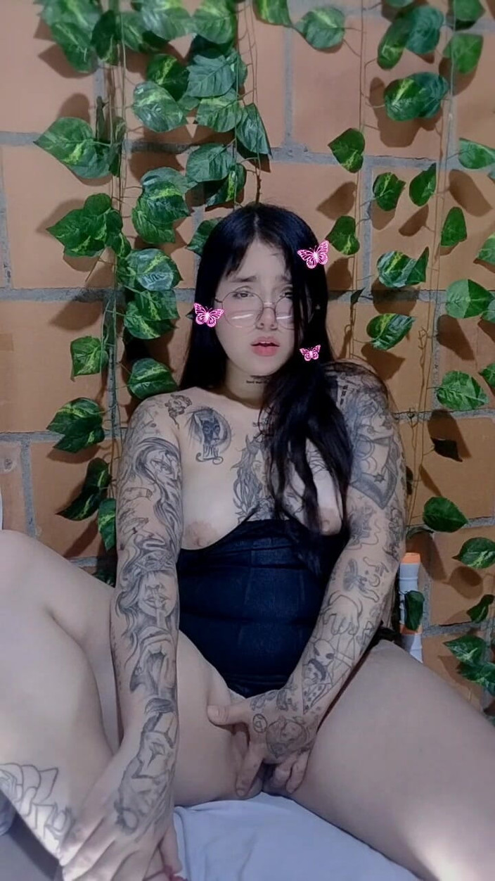 Dalyla: Người Colombia tự sờ soạng mình trong khi cha dượng...