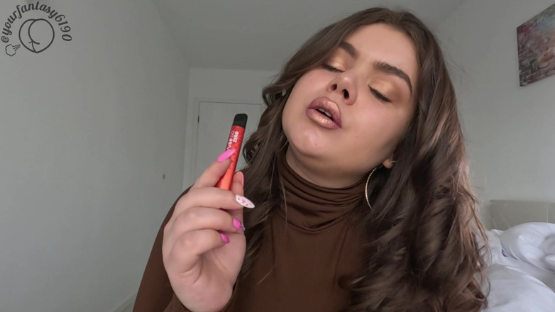 Your fantasy studio: Fumer et vapoter avec du rouge à lèvres brillant doré en...