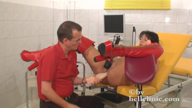 Rubber & Clinic Studio - 1ATOYS: But kasut tumit tinggi dan dildo dubur