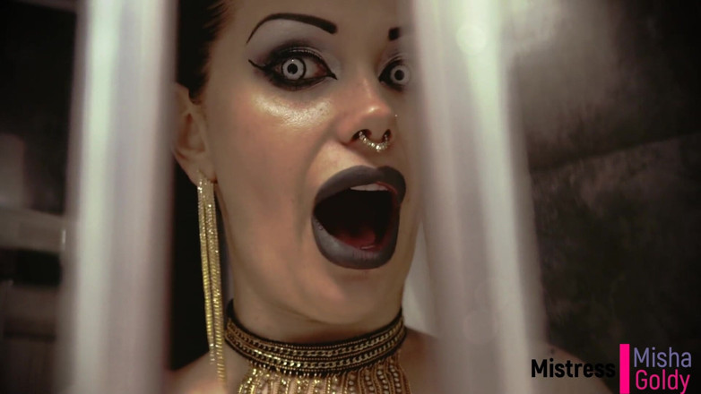 Goddess Misha Goldy: Ejaculare prematură înghițită de vie după un futai rapid cu demoness!