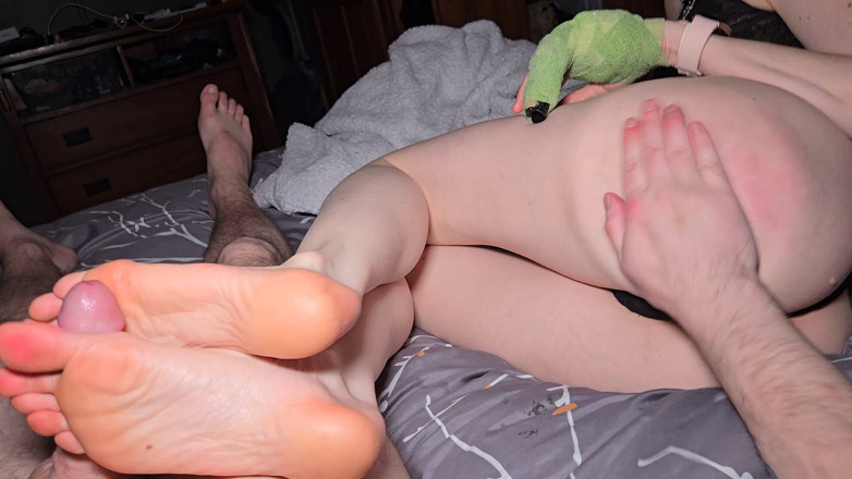 SexyGamerMomma: Я не можу повірити, що вона вилизала сперму з ніг