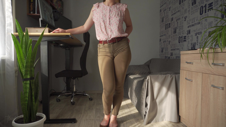 Teasecombo 4K: Une collègue coquine exhibe sa chatte de Wedgie