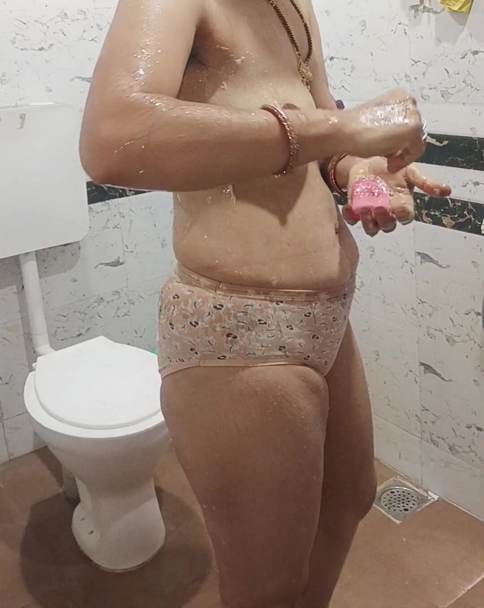 Priyahot77: Priya bhabi, hottie, malige show