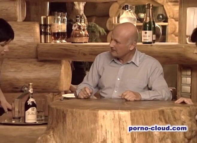 Porno Cloud: Cuplul bătrân se distrează cu prietenii lor