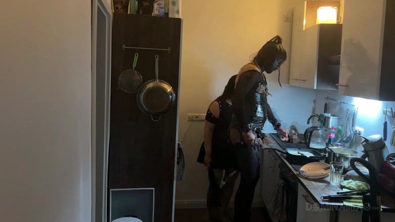 LadyPam: Une MILF dominante étire le cul d’un sous-marins en latex dans...