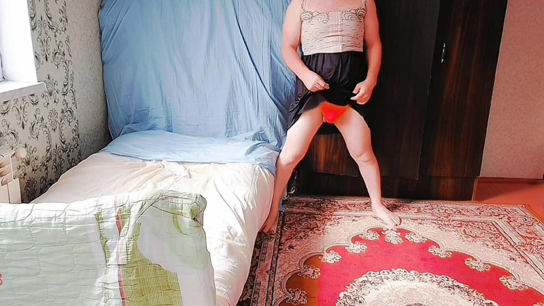 Kitty_Cross: Crossdresser cantik melakukan kontak mata yang menggoda sambil menari