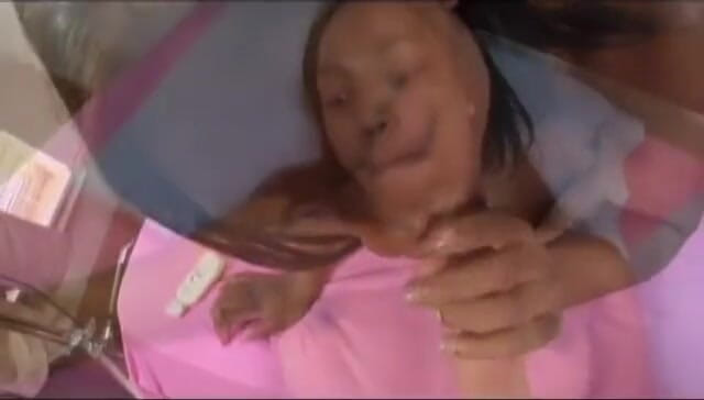 Homegrown Ebony: Gina chupa y folla su primera polla blanca