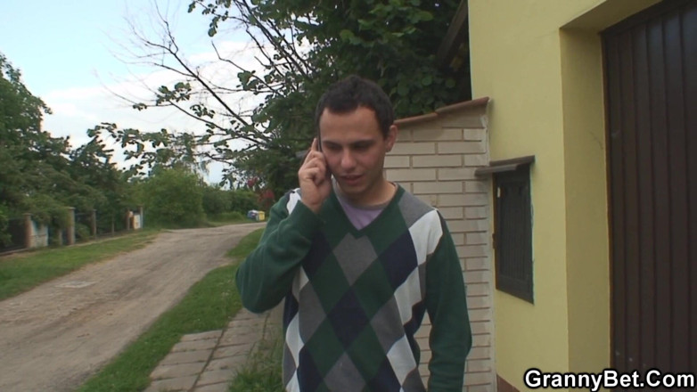 Granny Sluts: Щаслива знахідка в країні