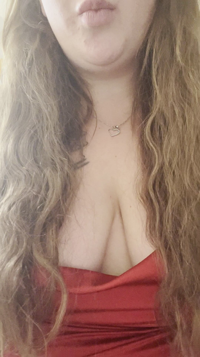 Natalie Moore: Červené hedvábné brýle CEI