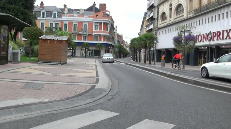 Nude in France: マックスは、若くてかなり大きなおっぱいふしだらな女を叩くように招待されます