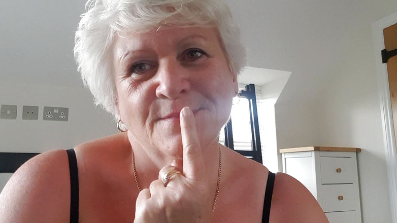 Uk Joolz: Fétiche de la main et de la bouche