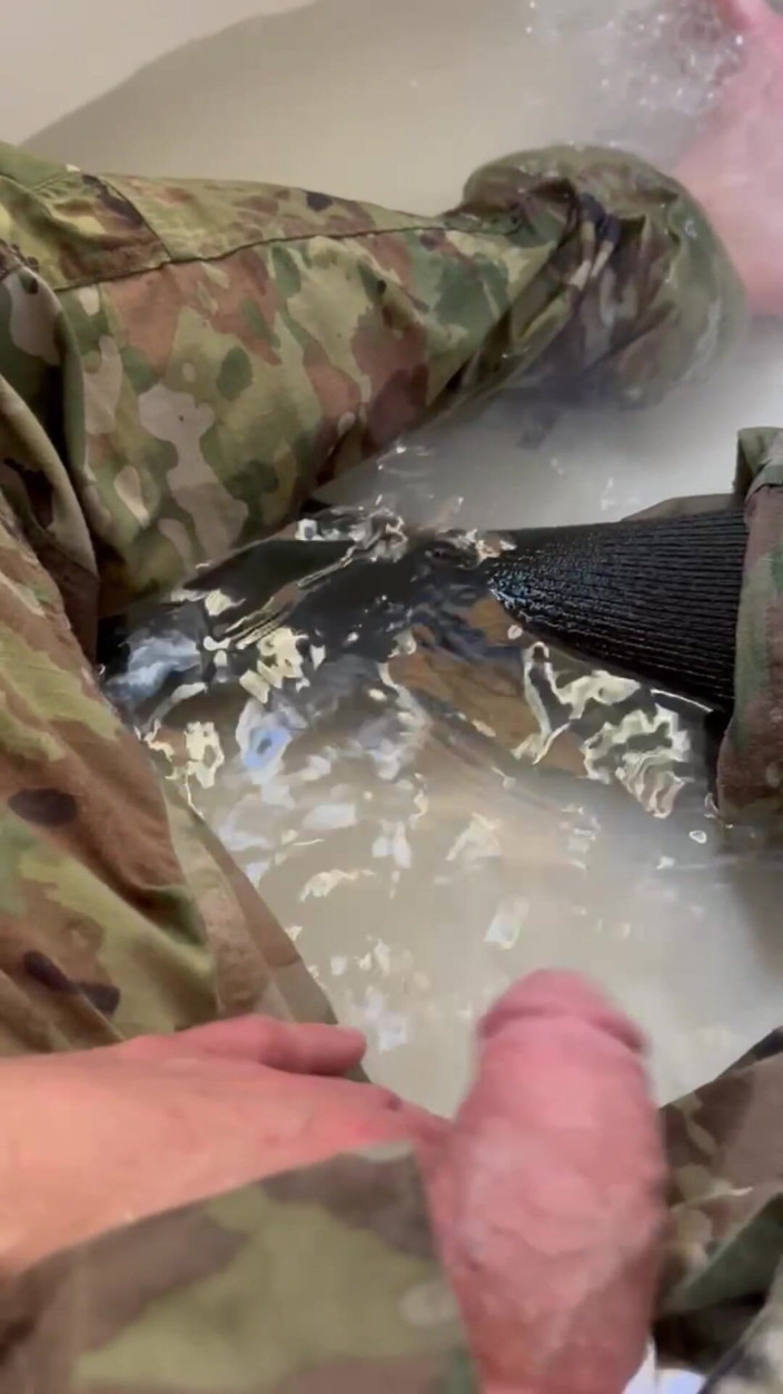 Army Specialist: Première vidéo de pisse et pipi ! Regardez que le spécialiste...