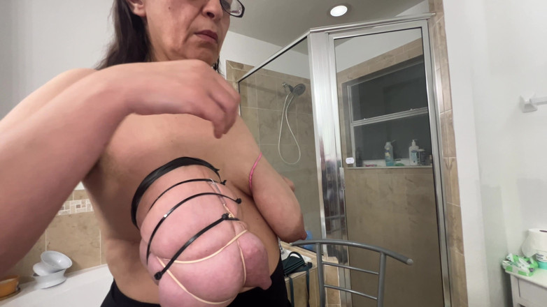 VeeVee Vixen: Élastique, un seins attachés