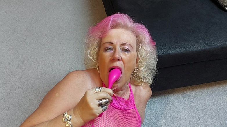 PureVicky66: Nenek merah jambu menjolok pepek meleleh menghisap dildo selamba bersih