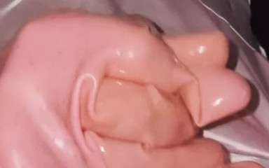 Leather Doll 69: Orgasme de tapette brillante