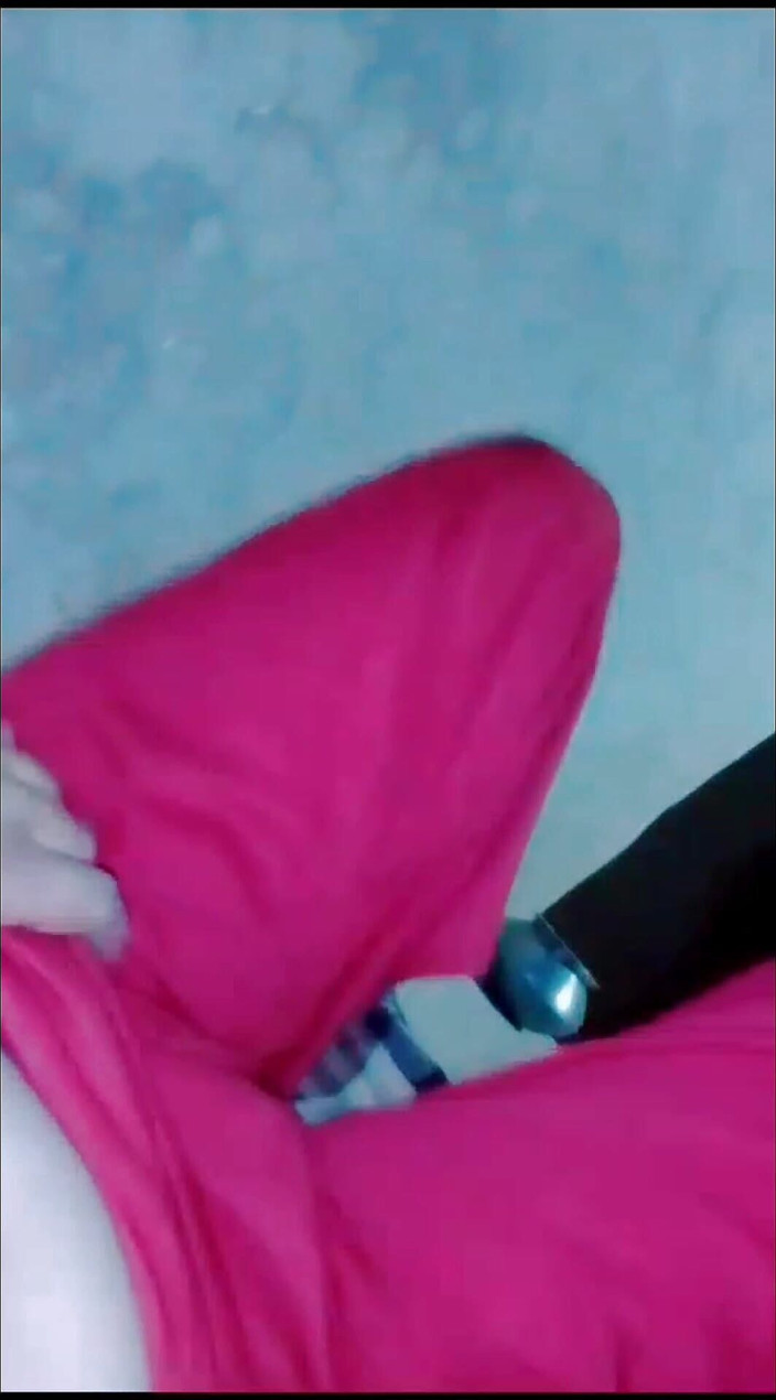 TricolorMusic3: Josh kwam langzaam naar zijn kleren na daarna na het...