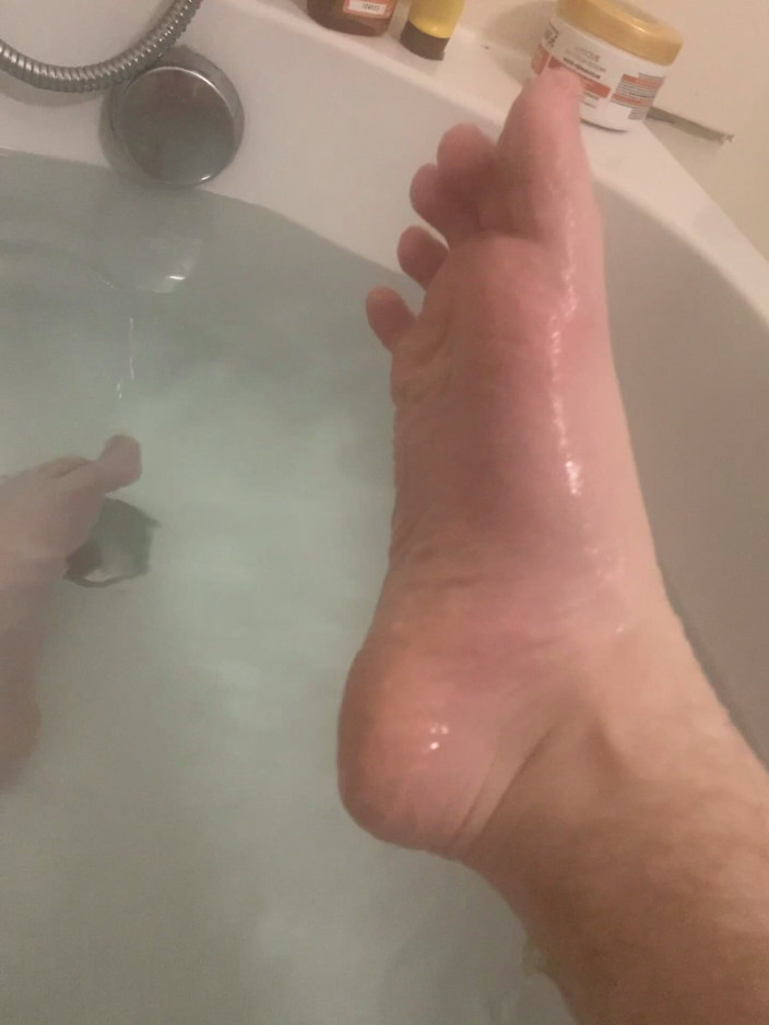 Fetish Boy: Nohy ve vaně