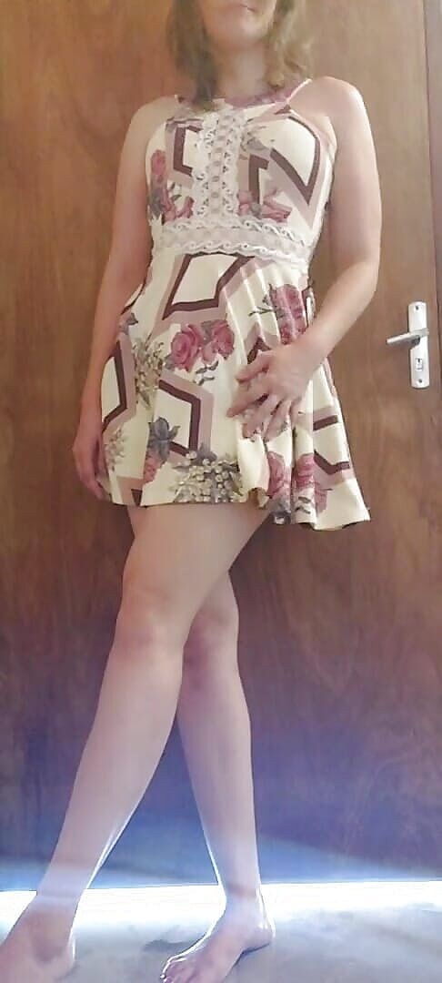Flor_latina: Juguetona en vestido sexy recibe el impulso masturbándose