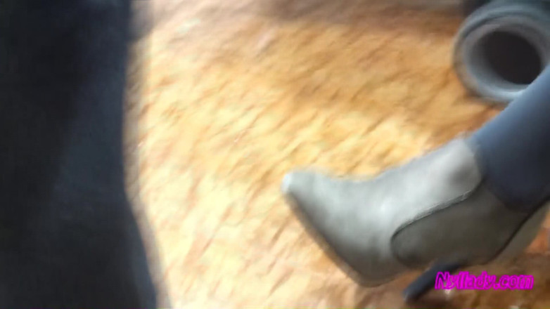 Nyllady: Je caresse mon mari avec mes mini-bottes grises dans le...