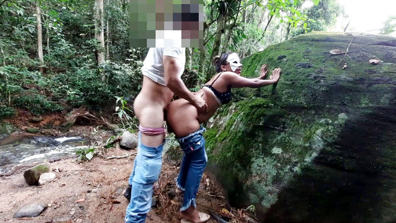 Novinha Insaciavel: jharne par veshya guda de rahi hai aur choos rahi...