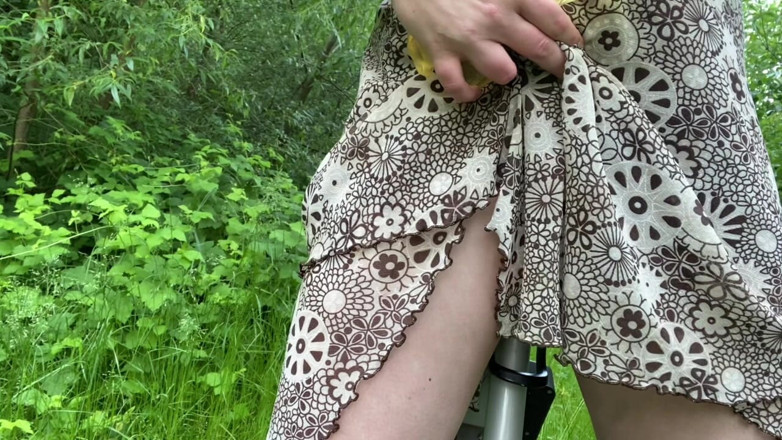 Elena917: Giro in bici - Esibizionismo, Cavalcando con un dildo nella figa...