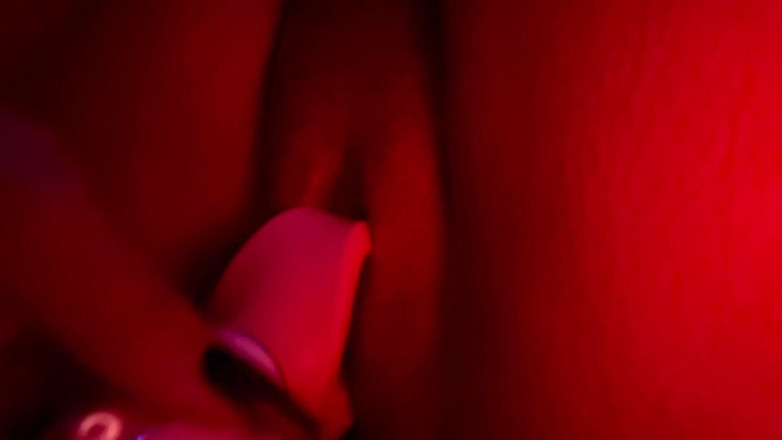 Leyla Star: Kåt blond tonårs slampa knullar sig själv med en dildo...