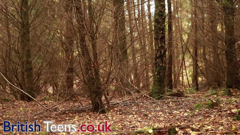 British Teens: British 18 year old girl uses she wee to piss outside
